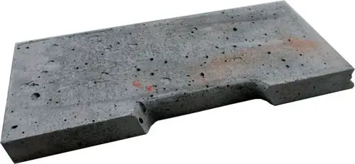 Rechteckiger, grauer Deckstein aus Beton mit mehreren kleinen Löchern, passend für den Einsatz in einer Brennkammer, erhältlich von Wolf.